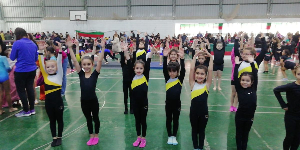Las gimnastas de Unión Central en Justiniano Posse. Las deportistas villamarienses sobresalieron en la región.
