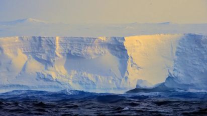 El iceberg más grande del mundo se desprendió y navega por el océano