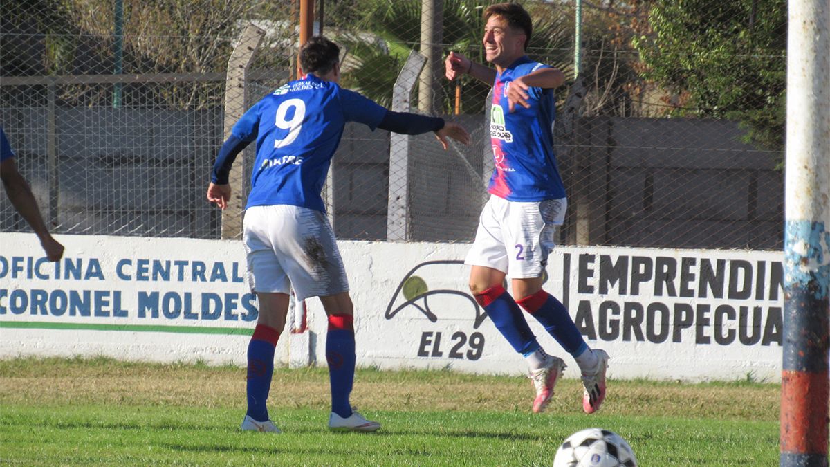 Martín Grivarello festeja su gol con Luis Di Santo. El marcador central le dio la victoria al equipo azulgrana de Coronel Moldes.