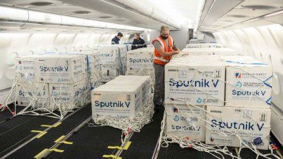 Partió el vuelo que traerá el primer lote del principio activo para fabricar la Sputnik V