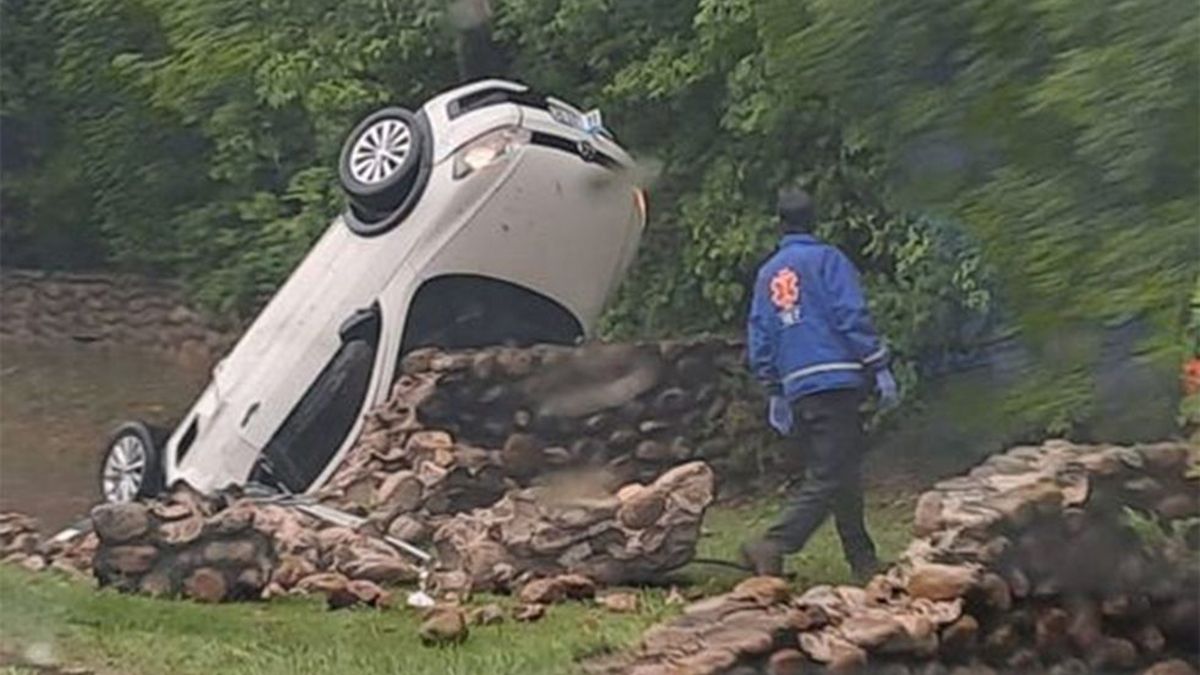 Murió un reconocido médico al volcar con su auto cerca de Nono en medio de la lluvia