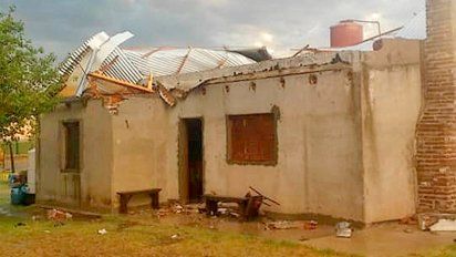 Tormenta: voladura de techos en la zona rural de La Cautiva y caídas de postes en la de Achiras y Suco