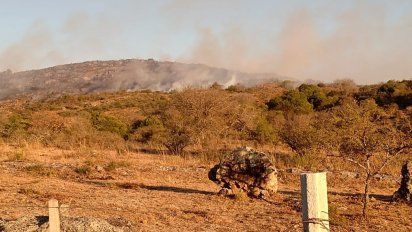 Controlaron el incendio en Tanti, pero todavía hay puntos calientes