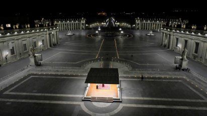 El Papa presidió un Vía Crucis histórico en una plaza vacía
