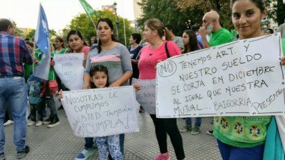 Auxiliares escolares reclamaron por la falta de pago