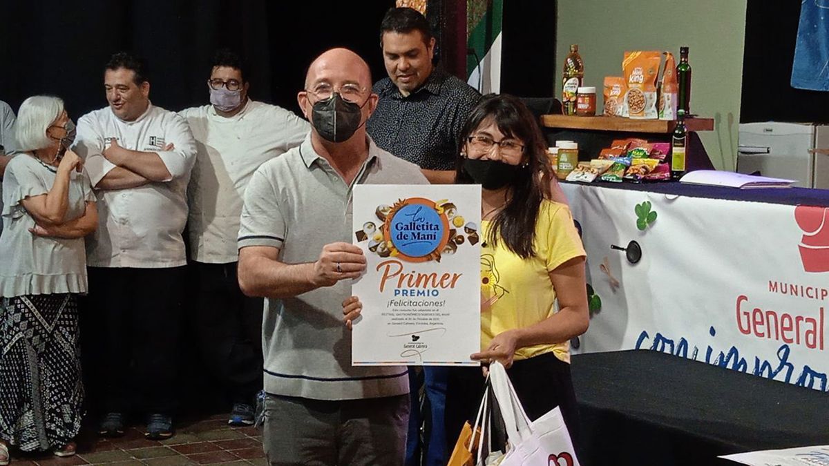 El intendente Marcos Carasso entregó el premio a la ganadora de la Galleta del Maní