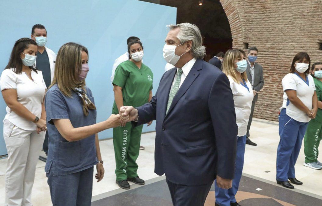 El presidente saluda a una enfermera en la Casa Rosada.
