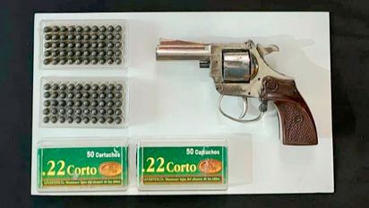 Quedaron presos en un control: tenían un revolver con 100 cartuchos