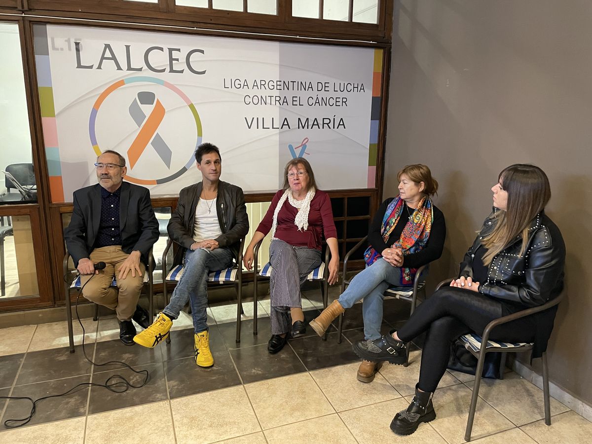 Fabricio Rodríguez junto a integrantes de LALCEC Villa María.