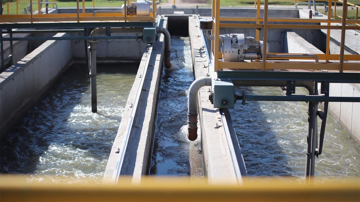 Imágenes de la visita del gobernador Schiaretti a la planta cloacal local.