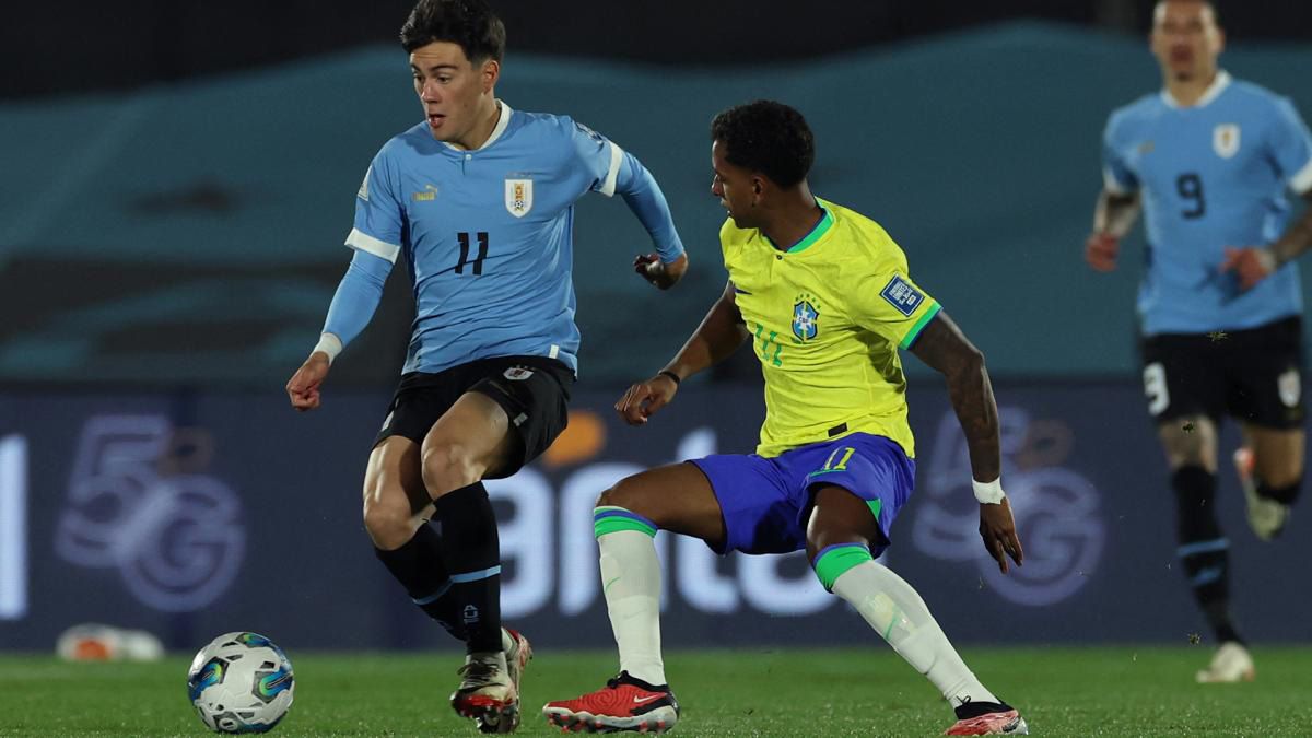 Uruguay venció de local 2 a 0 a Brasil, que sufrió la baja de Neymar con una posible fractura