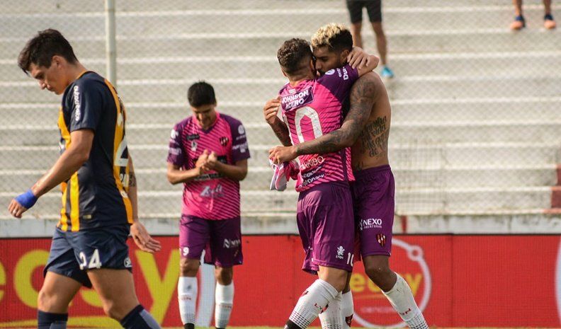 01 04 2018_parana_jugadores_de_patronato_festejan.jpg_57698320.jpg