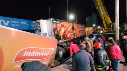 Retirado el camión, llevará unas 24 horas reparar los daños por el socavón