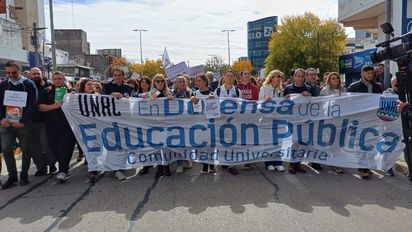 Multitudinaria marcha en defensa de la educación pública