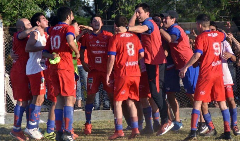 Independiente Dolores dio el gran golpe en el torneo anterior al eliminar a Herlitzka en semifinales, pero no lo pudo coronar con el ascenso.