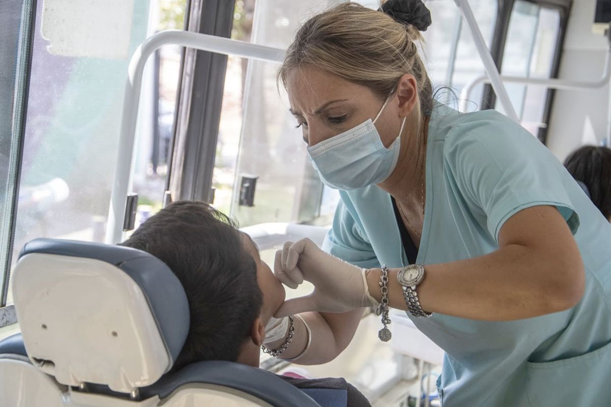 En el móvil odontológico se realizan consultas y se disponen tratamientos inmediatos en caso de ser necesario.