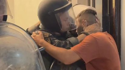 Se volvió viral por el abrazo con un policía al reclamar por el abuso a su hija de 3 años