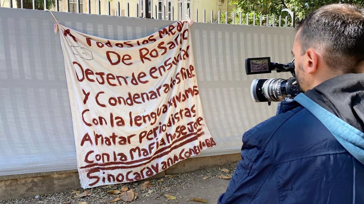 El cartel con el que amenazaron a periodistas apareció en inmediaciones de la sede de Telefe-Rosario.