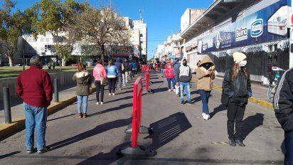 Se reedita la extensa fila por pagos del IFE en el Correo