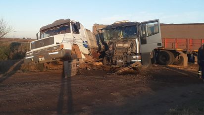Daños materiales en una colisión entre dos camiones, cerca de Monte de los Gauchos