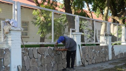 A días de que inicien las clases, realizan reparaciones en 56 escuelas de la ciudad
