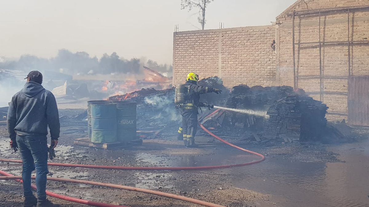 Unos 50 bomberos realizaron una tarea titánica para evitar que el fuego se propagara por viviendas y otros comercios cercanos