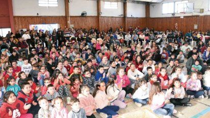 El CEC homenajeó a los niños por su día con teatro y muchos regalos