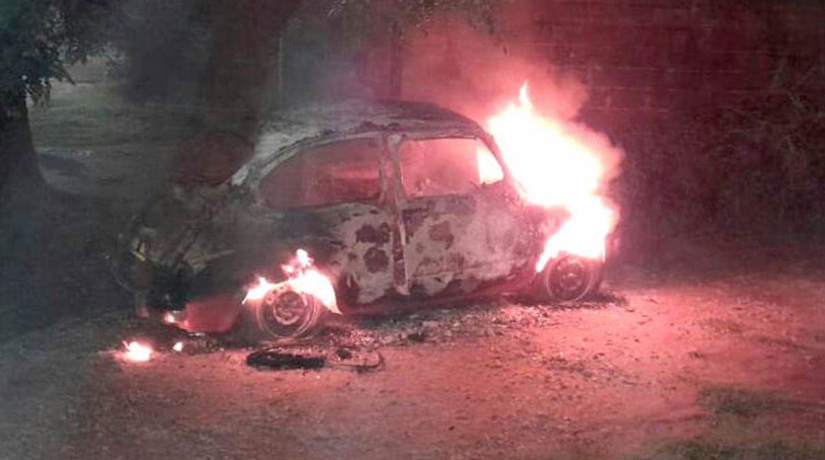Se incendió un Fiat 600 en plena vía pública