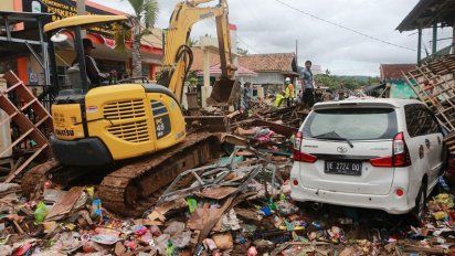 Buscan sobrevivientes tras el devastador tsunami en Indonesia