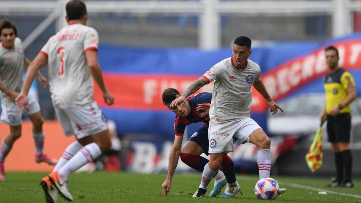 Argentino Juniors le quitó el invicto en la LPF a San Lorenzo al ganarle 2 a 0 en el Nuevo Gasómetro