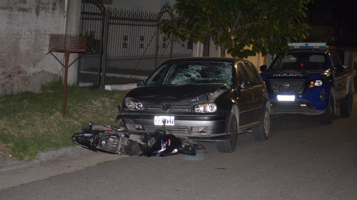 Otro motociclista muerto en la ciudad tras ser embestido por un auto