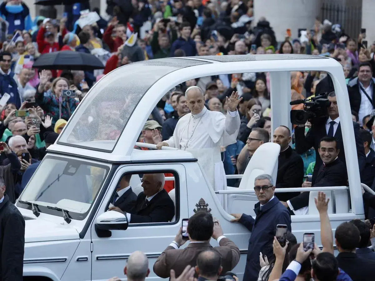 el_pontifice_recorrio_la_plaza_de_san_pedro_a_bordo_del_papamovil_y_saludo_a_cientos_de_fieles