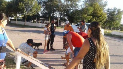 Las Perdices: juntan firmas para pedir barreras en los pasos a nivel