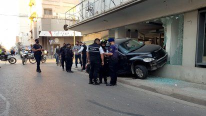 Terminó contra la vidriera de un negocio, en un nuevo choque en Alberdi y Vélez Sarsfield