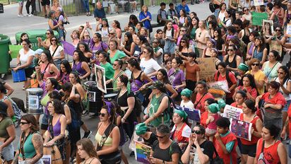 8M: cientos de mujeres marcharon en la ciudad por el Día Internacional de la Mujer