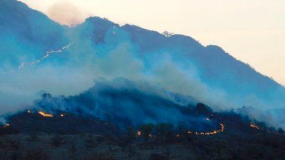 Monitorean un incendio originado al sudoeste de Alpa Corral
