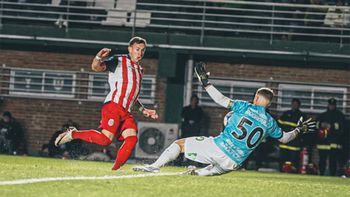 El delantero Norberto Briasco desaprovecha un mano a mano.