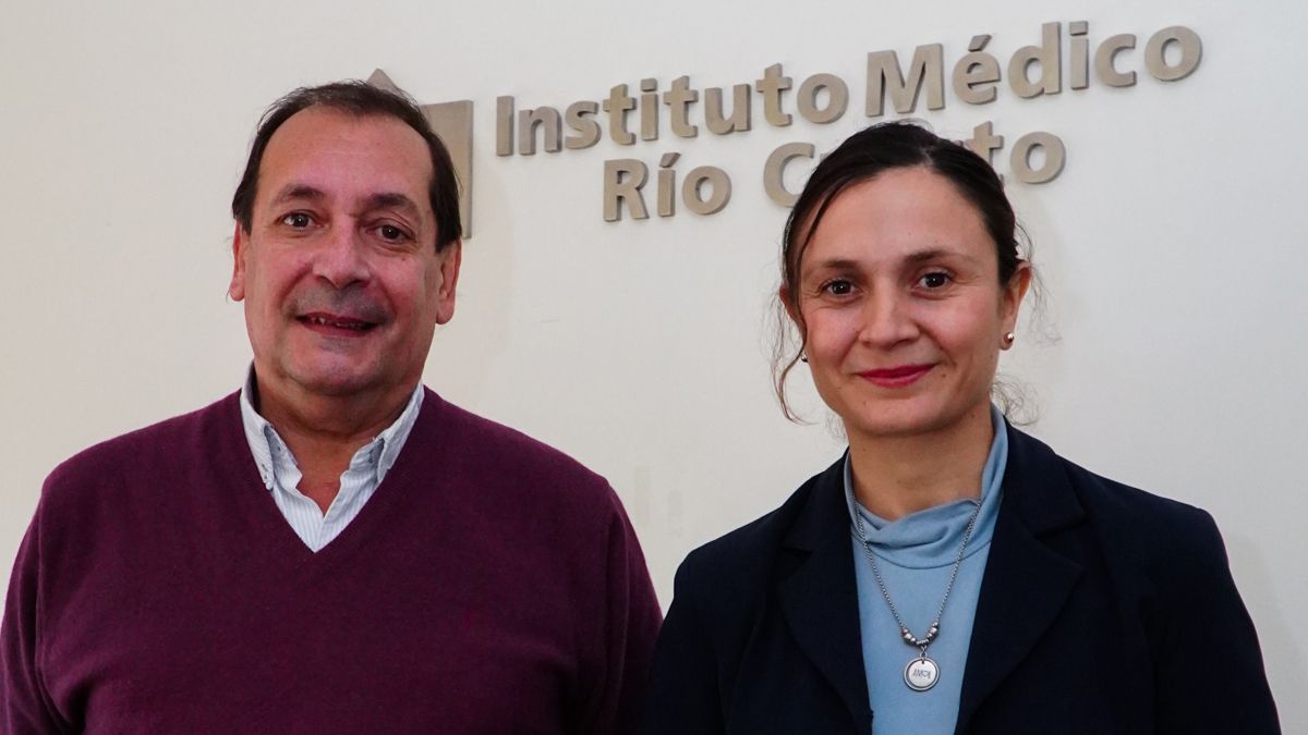 Médicos hepatólogos Carlos Mendoza y Daniela Basso. Foto; Andrés Oviedo.