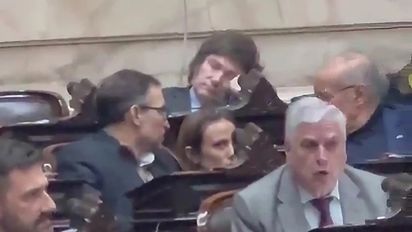 Milei se durmió en su banca antes de hablar en el debate de Ganancias 