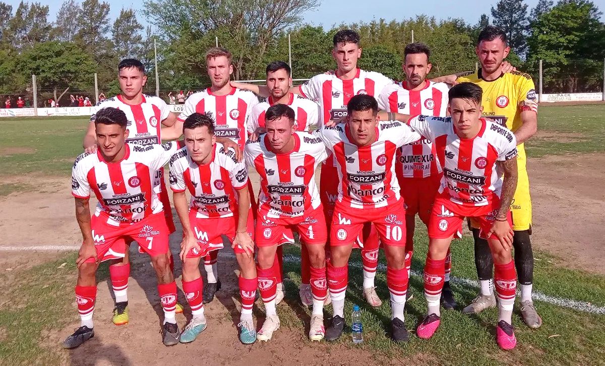 El equipo de Alumni que ayer goleó a Unión de Alicia por 3-0. Si vence a Almafuerte en Las Varillas el próximo domingo se adjudicará la zona 7.