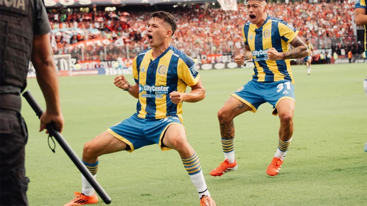 Festejo de Gaspar Duarte por su gol que abrió el marcador de Central 2 - Newells 1