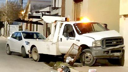 Una grúa colisionó contra la casilla de gas de un edificio