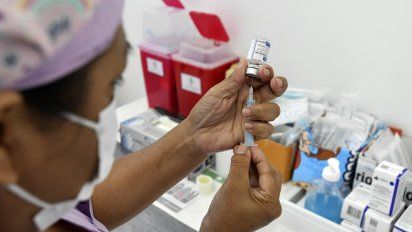 El Ministerio de Salud aseguró que no evalúa dar una sola dosis de Sputnik V a los ya contagiados