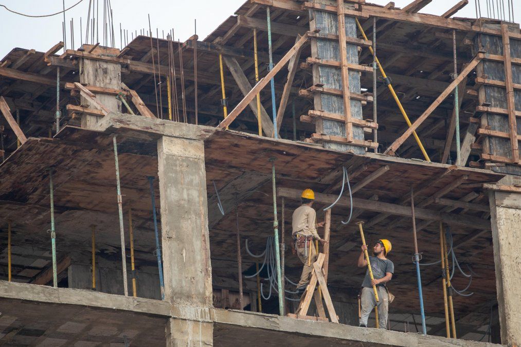 El movimiento constante de obreros de la construcción por las calles de la ciudad ya no es el mismo. La particularidad es más notoria en los proyectos inmobiliarios que se erigen en altura.