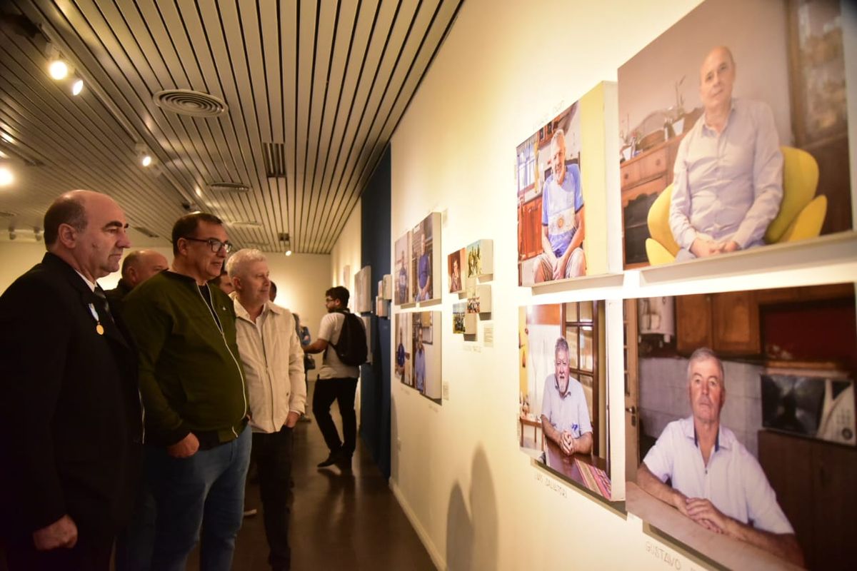 La muestra está compuesta por 54 retratos de veteranos de Malvinas oriundos de Villa María y Villa Nueva y fotografías de archivos familiares de soldados fallecidos  posconflicto y caídos en Malvinas.