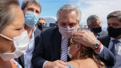 Afirman que se detuvo la caída de la popularidad de Alberto Fernández