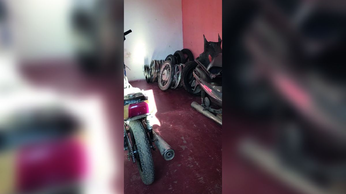 Operativo en barrio Alberdi: secuestran motocicletas y motopartes en un local