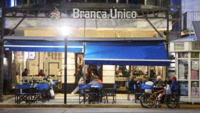 Bares y restoranes reabrieron con más cantidad de gente que la esperada