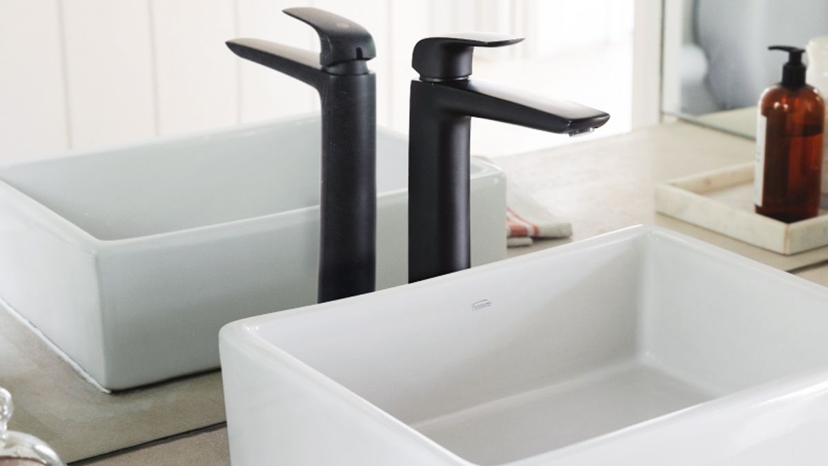 ¿Blanca o negra? La grifería vira al extremo