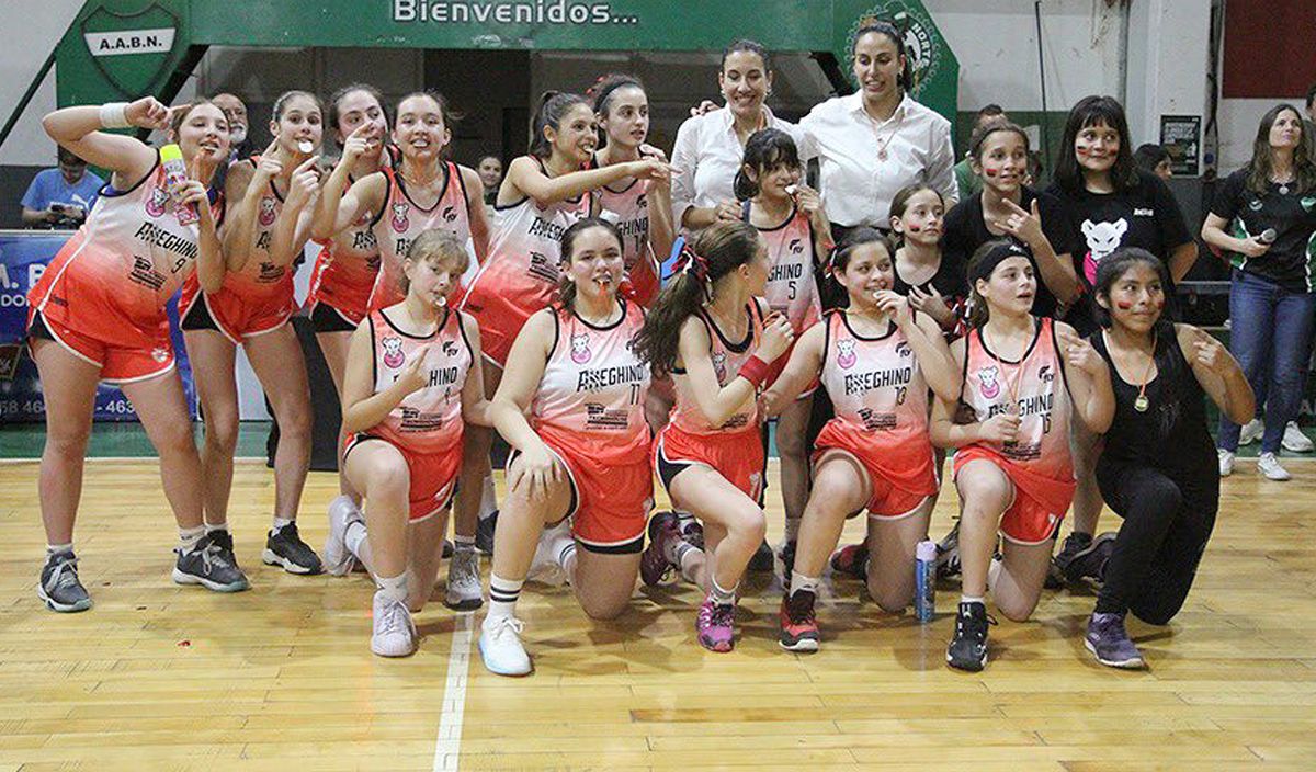 Las chicas de Ameghino que se adjudicaron en forma invicta la Liga Provincial U13 de Básquetbol. En la final se impusieron a Banda Norte en Río Cuarto.